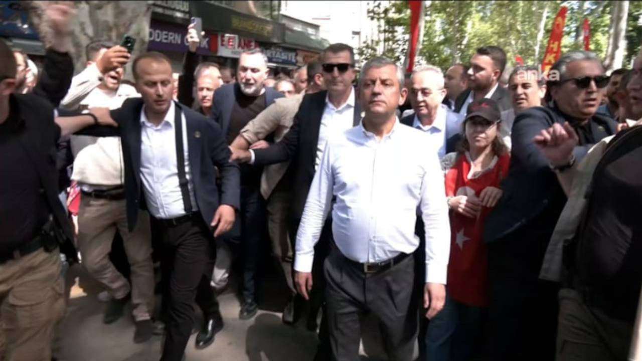 Ankara'da bayramlaşma mitingi: Özgür Özel vatandaşlarla birlikte Anıtkabir'e yürüyor
