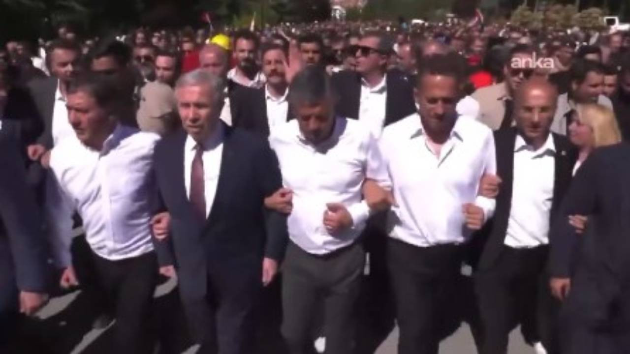 Özgür Özel bayramlaşmanın ardından Anıtkabir'e yürüdü: Diplomasız Erdoğan, mazbatasız Kemal Başkan istemektedir