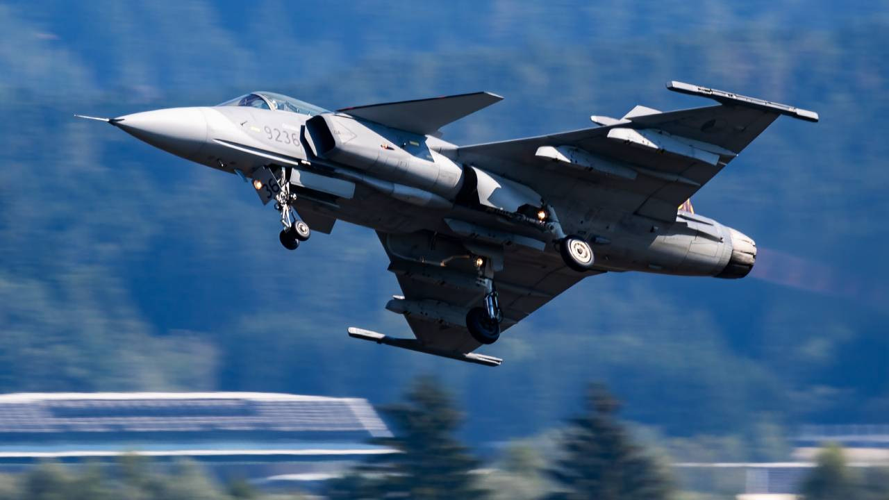 Otobandan kalkış yapan, F-35'den ucuz savaş uçağı: Rusya'ya karşı ilk gerçek sınavını verecek olan Gripen %850 yükseldi