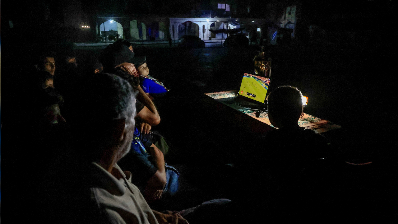 Gazze'de savaşın gölgesinde Dünya Kupası: Bir zamanların futbolcuları, sığınaklarda maç izliyor