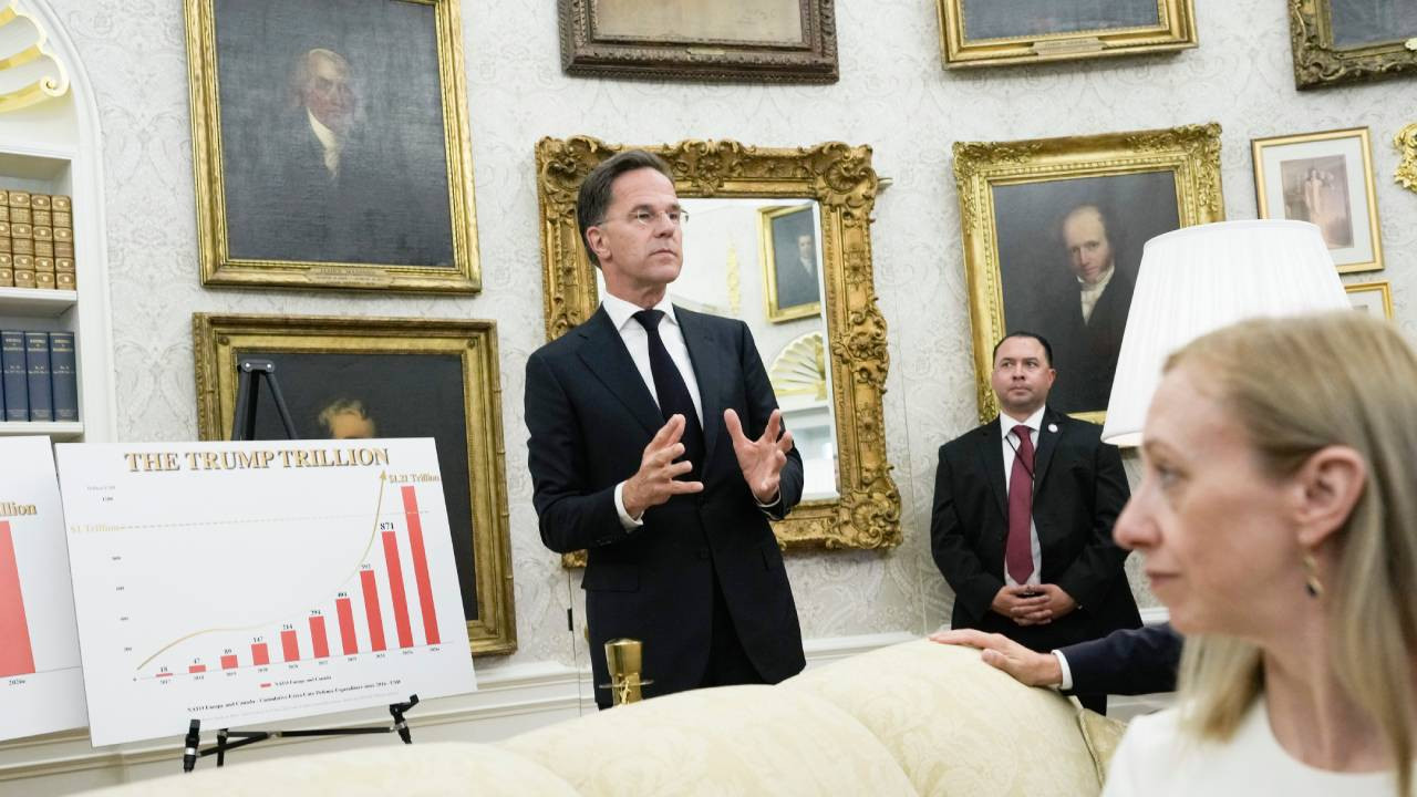 Siyaset bilimi dersi gibi ikili görüşme: Mark Rutte, Trump'ı kızdırmamak için Beyaz Saray'da sunum yaptı