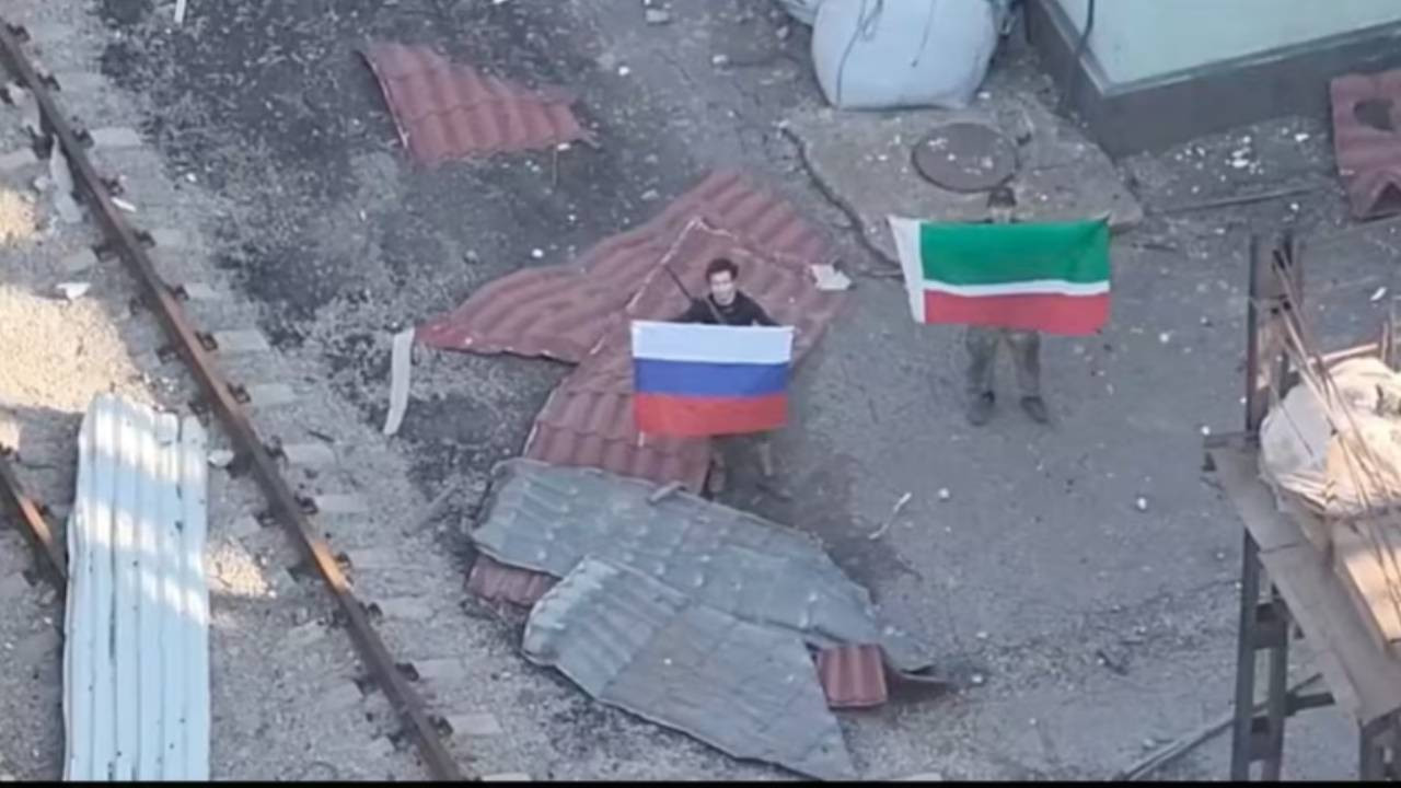 Donbas'ın kalbi düştü, Putin'den açıklama geldi: Ukrayna'nın en büyük savunma merkezine Rus bayrağı dikildi