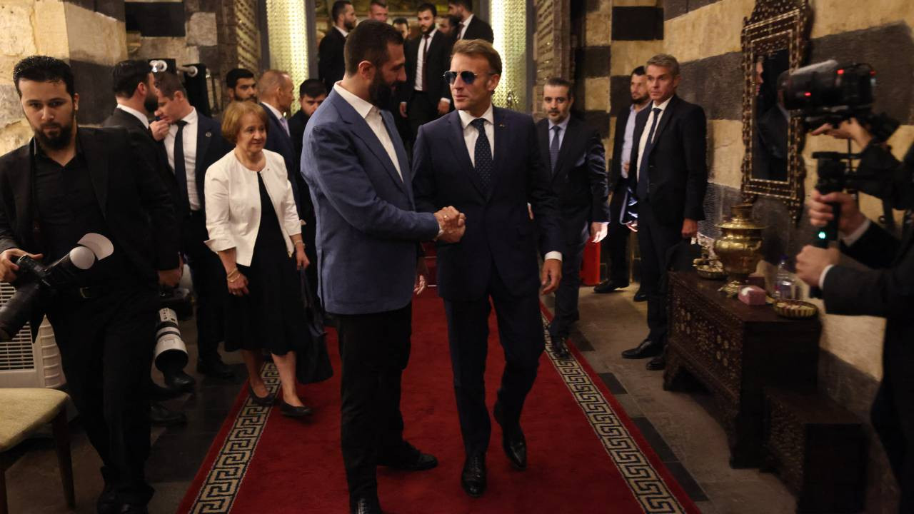 Macron'un güneş gözlükleri Şam temasının önüne geçti: Esad sonrası Suriye'ye giden ilk Avrupalı lider