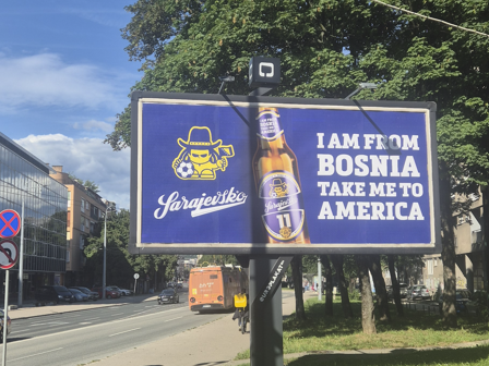 "I am from Bosnia, take me to America" Saraybosna sokaklarında. (Fotoğraf: Özgür Dirim Özkan)