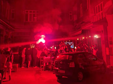 Osmanlı tarafında geleneksel kafe kültürü ve özellikle son yıllarda iyice popülerleşen “nargile kafeler”, yani alkolsüz sosyallik baskın. Habsburg mirasının belirginleştiği tarafta ise barlar, gece hayatı ve modern şehir eğlencesi başlar.