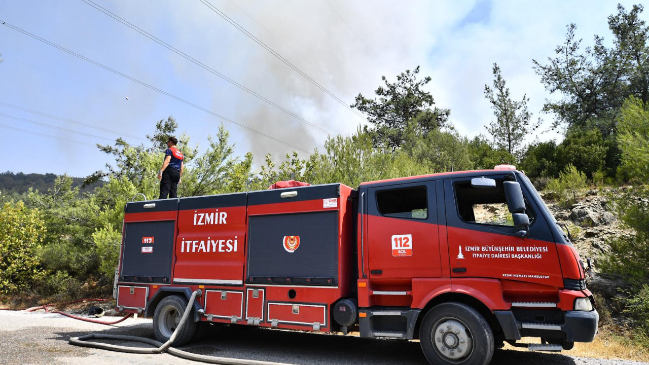 Manisa ve İzmir'de çıkan orman yangınlarına müdahale ediliyor