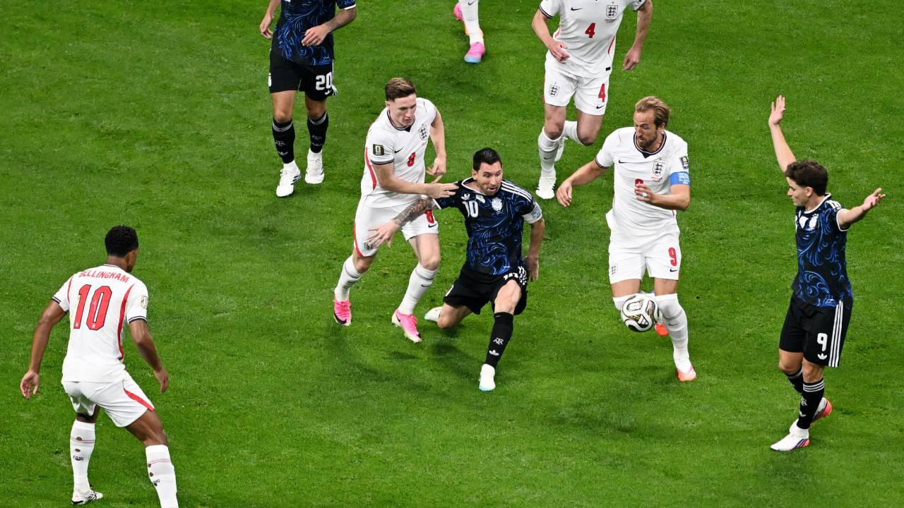 5 dakikada kabusa dönen 1966 rüyası: Atlanta'daki 'Messi' yıkımı İngiltere manşetlerinde