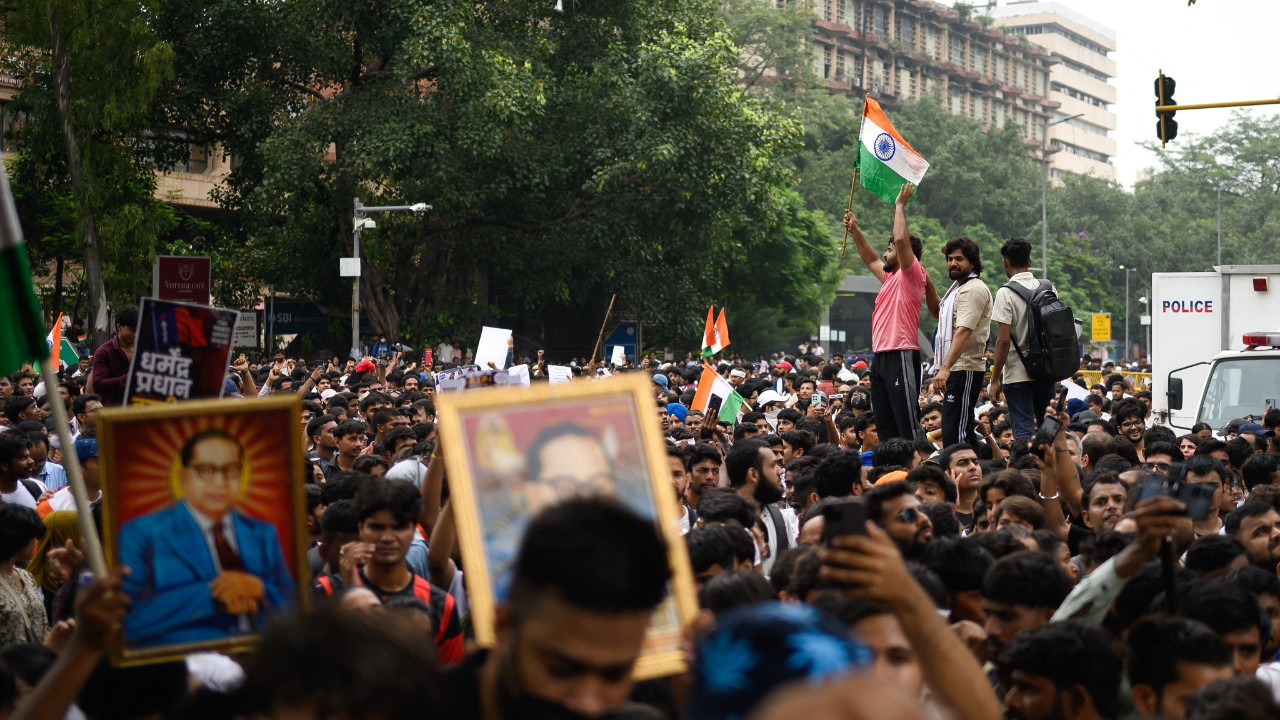 Yeni Delhi'de gergin pazartesi: Hindistan'ın hamamböceği hareketi parlamentoya yürüyor