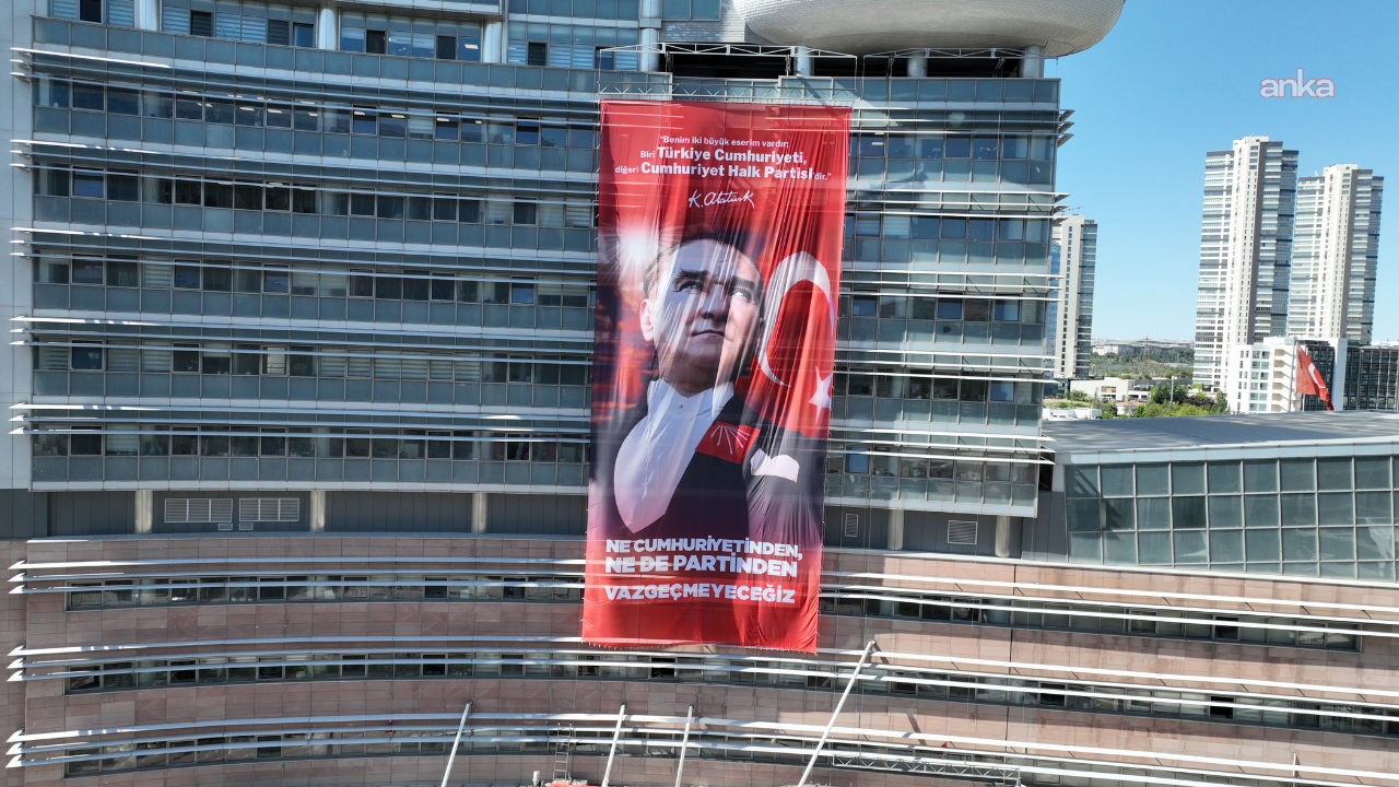 'Yeni parti' açıklamasına CHP Genel Merkezi'nden pankartlı yanıt