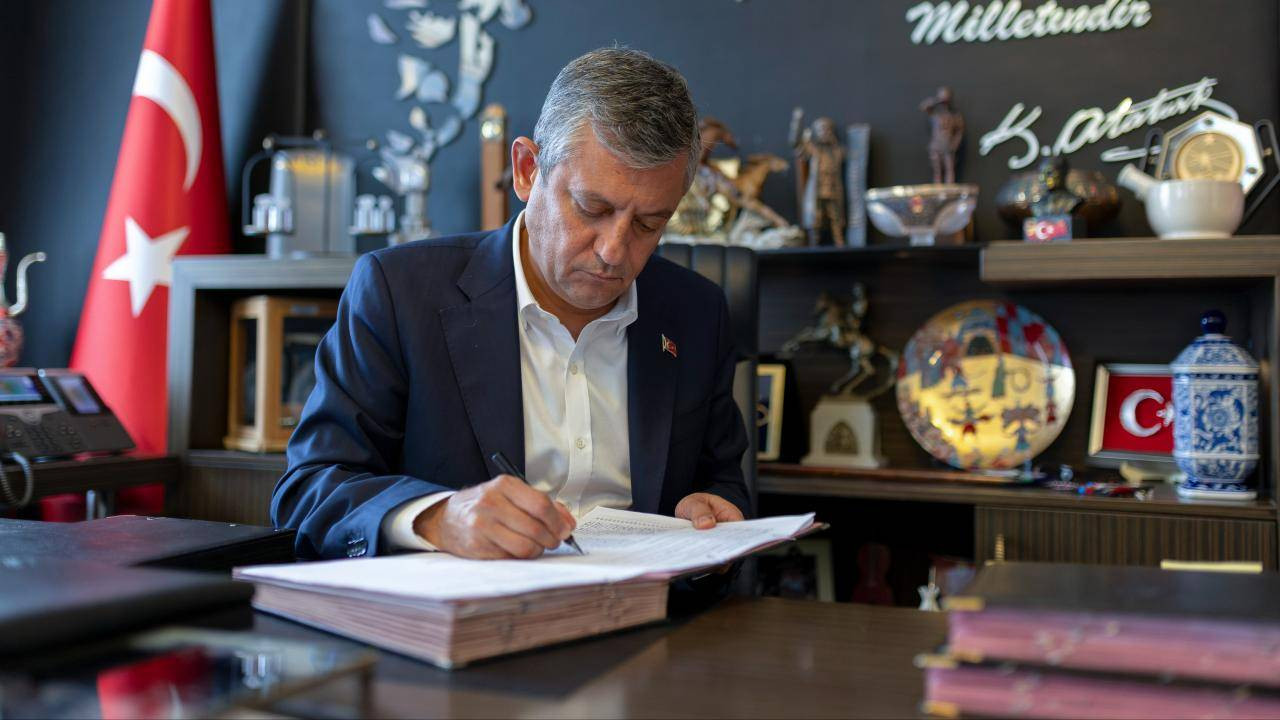 Özgür Özel'den Yeni Parti mesajı: İktidara geliyoruz, yolumuz açık olsun