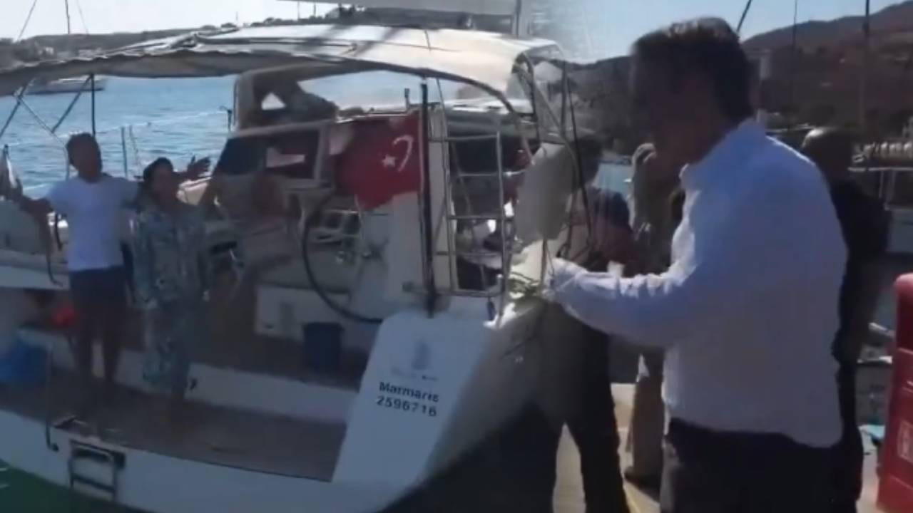 Miçotakis Türk turistlerle ayak üstü sohbet etti: Nasılsınız, iyi tatiller