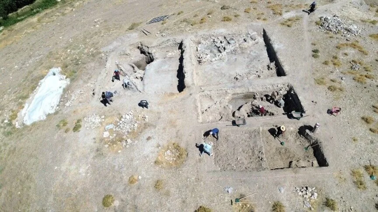 Van'daki İremir Höyüğü, 5 bin 500 yıl öncesine ışık tutacak