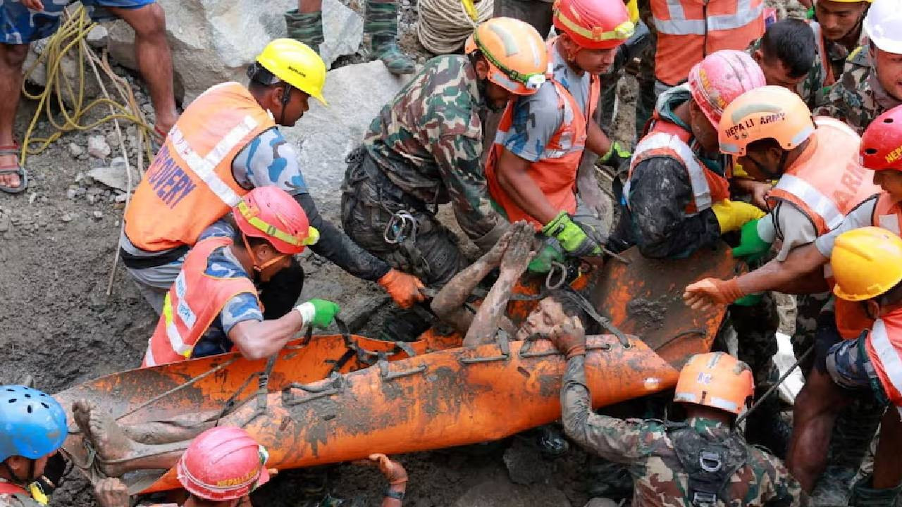 9 günlük çamur enkazından mucize kurtuluş: Nepal'de tünelde mahsur kalan 2 kişi kurtarıldı