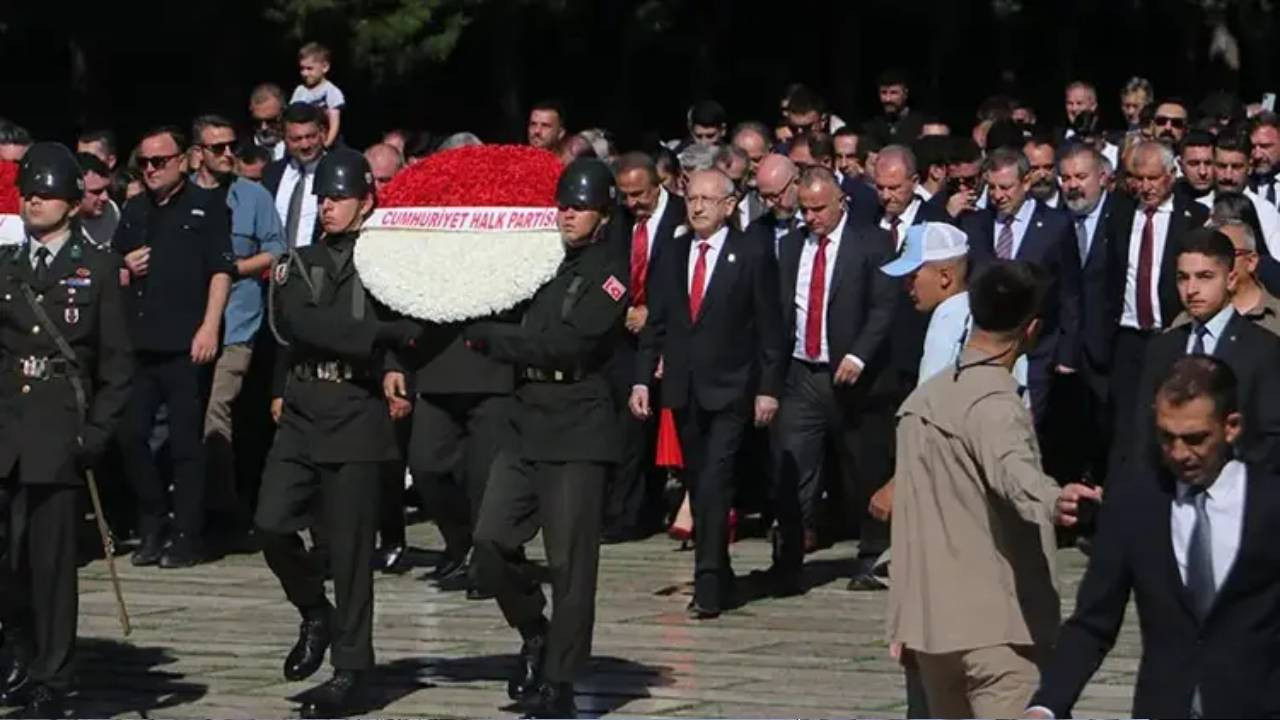 Kemal Kılıçdaroğlu CHP'nin 103. yılı için Ankara'da: Anıtkabir Özel Defteri'ne "temiz siyaset" mesajı