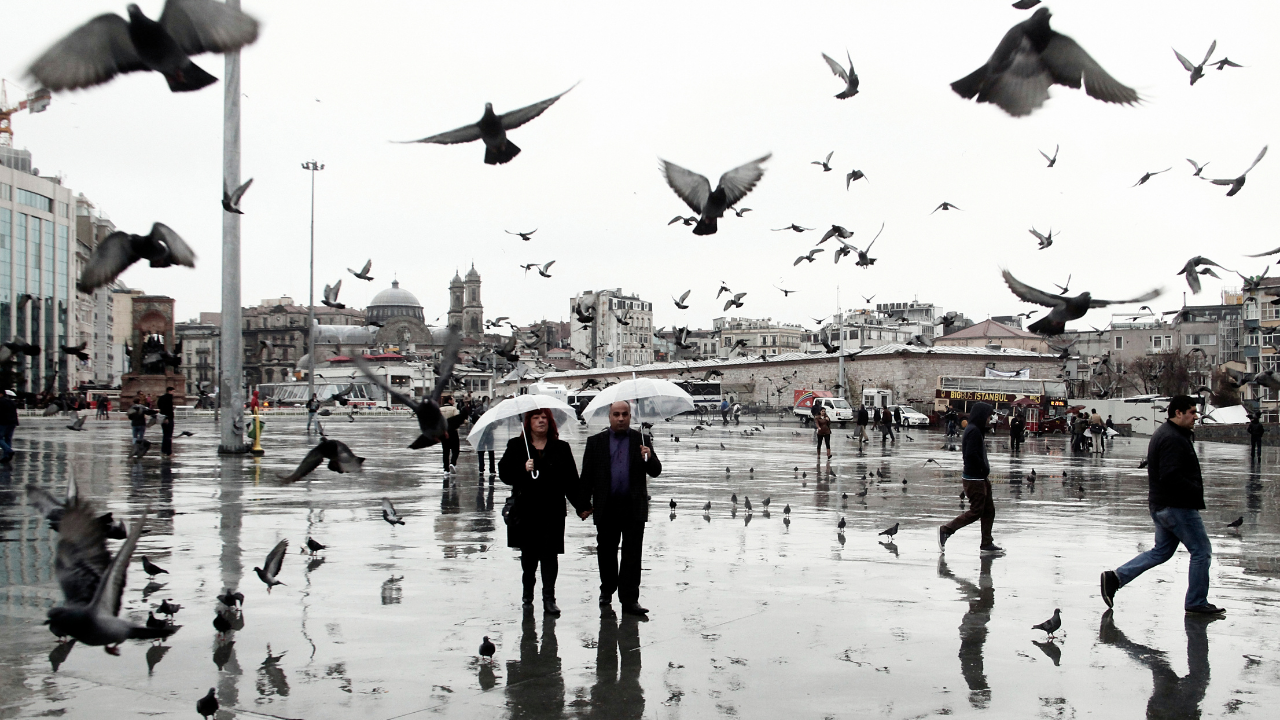 Sıcaklıklar düşüyor, montlar dolaplardan çıkıyor: İstanbul dahil 11 ilde kuvvetli yağış
