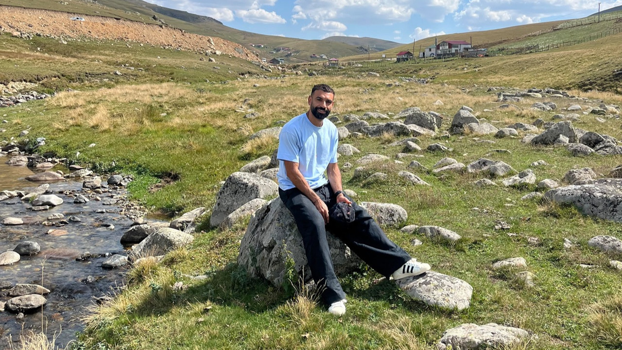 Ziyaretçi akını yaşandı, yaylanın ismi değişti: Salah'ın fotoğraf çektirdiği taşın yanına bank kondu