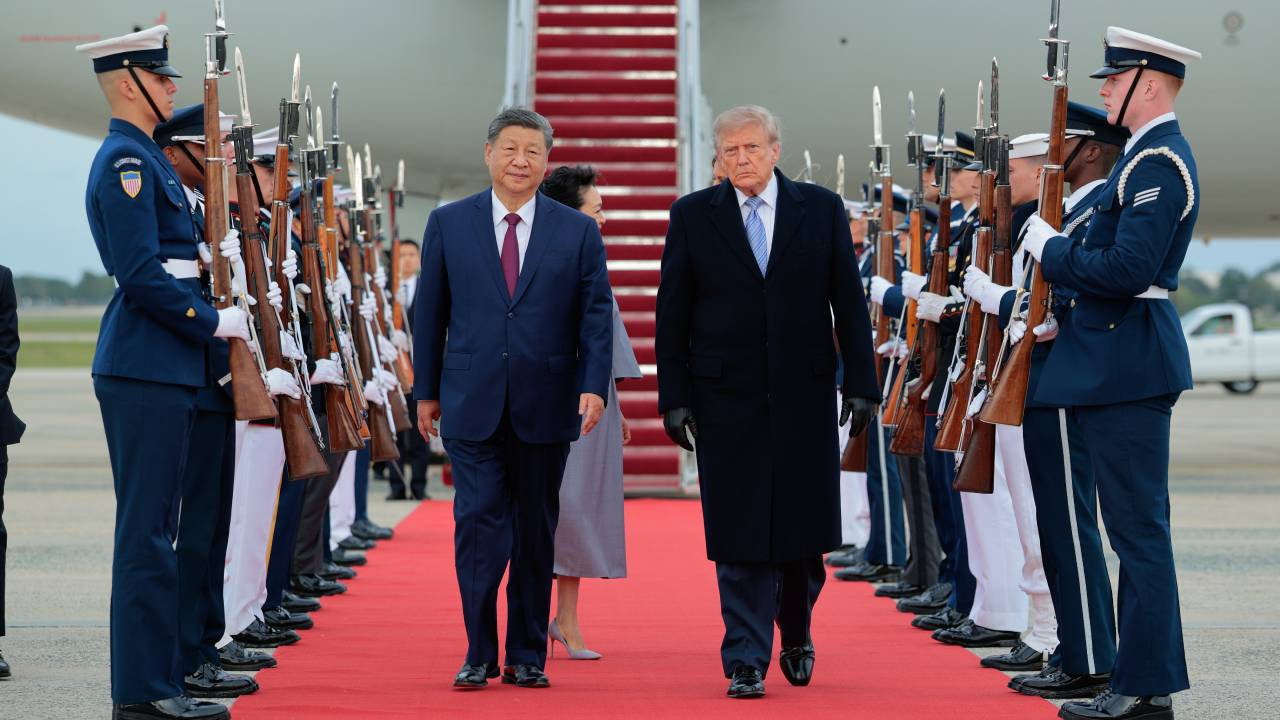 Reuters inceledi: ABD-Çin zirvesinin şifreleri, Trump, Şi'yi uçağın yanında karşıladı
