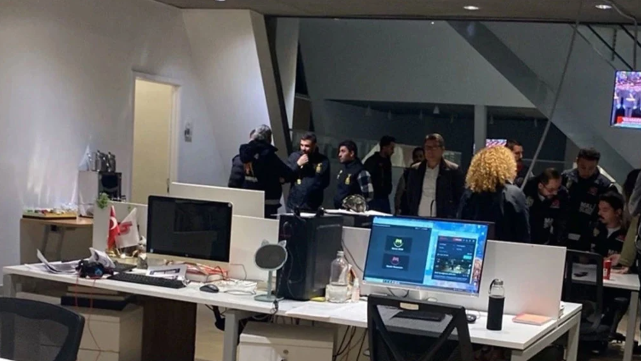 Halk TV'ye kayyım kararına tepkiler: Tam da İmamoğlu'nun savunmasının başlayacağı gün...