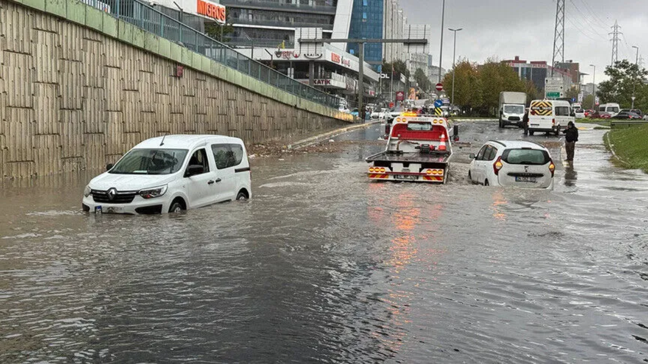 İstanbul’da sağanak: Ev ve iş yerlerini su bastı, araçlar yollarda mahsur kaldı