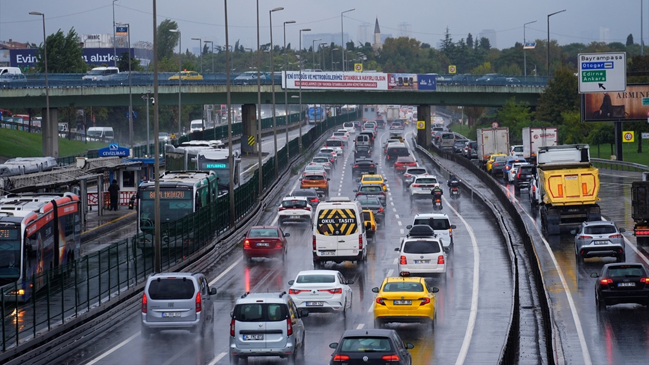 Sağanağın vurduğu İstanbul'da trafik yoğunluğu yüzde 89'a ulaştı