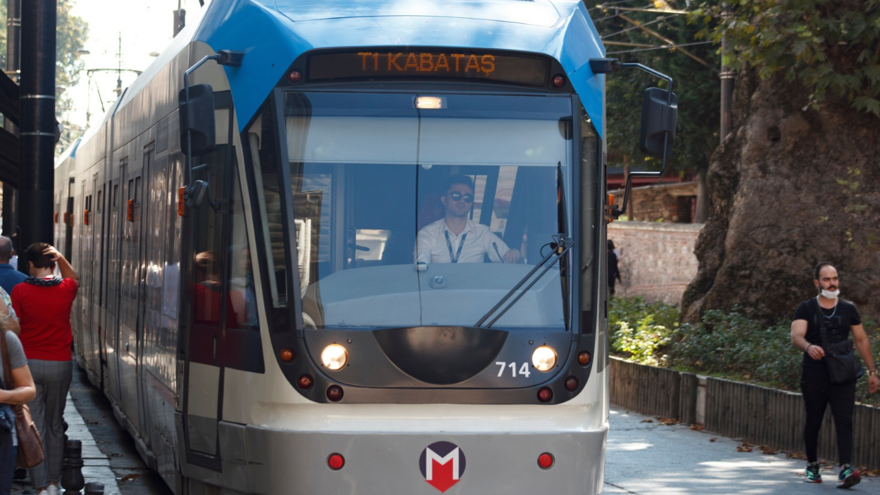 İstanbul'da aksayan bazı tramvay ve metro seferleri yeniden başladı
