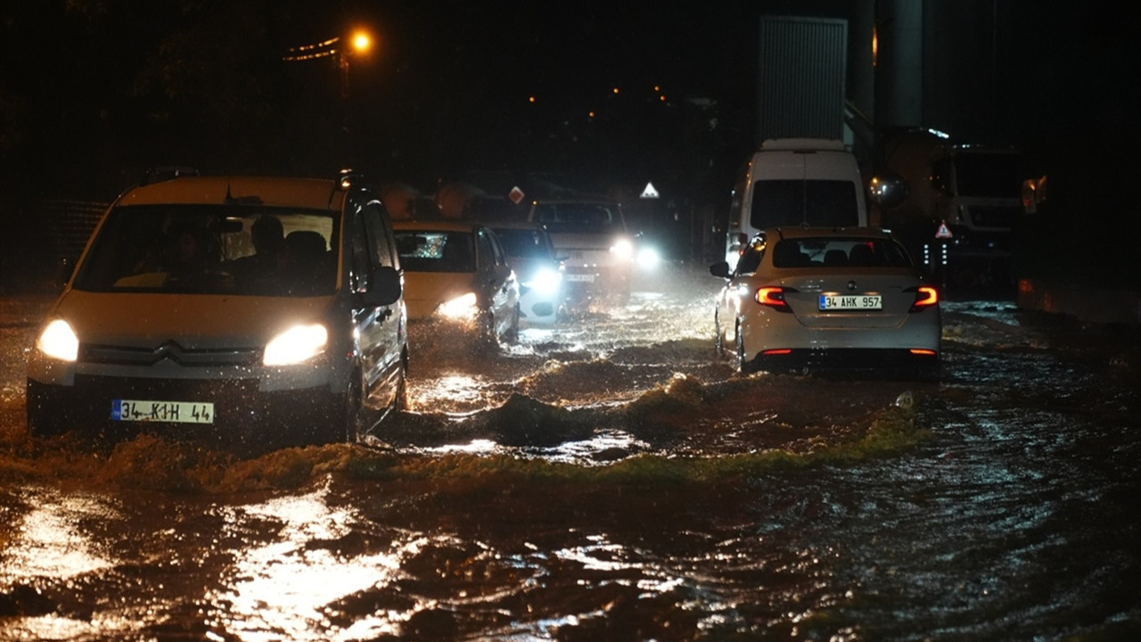 İstanbul'u sağanak vurdu: Su birikintisine basıp elektrik akımına kapılan çocuk hayatını kaybetti