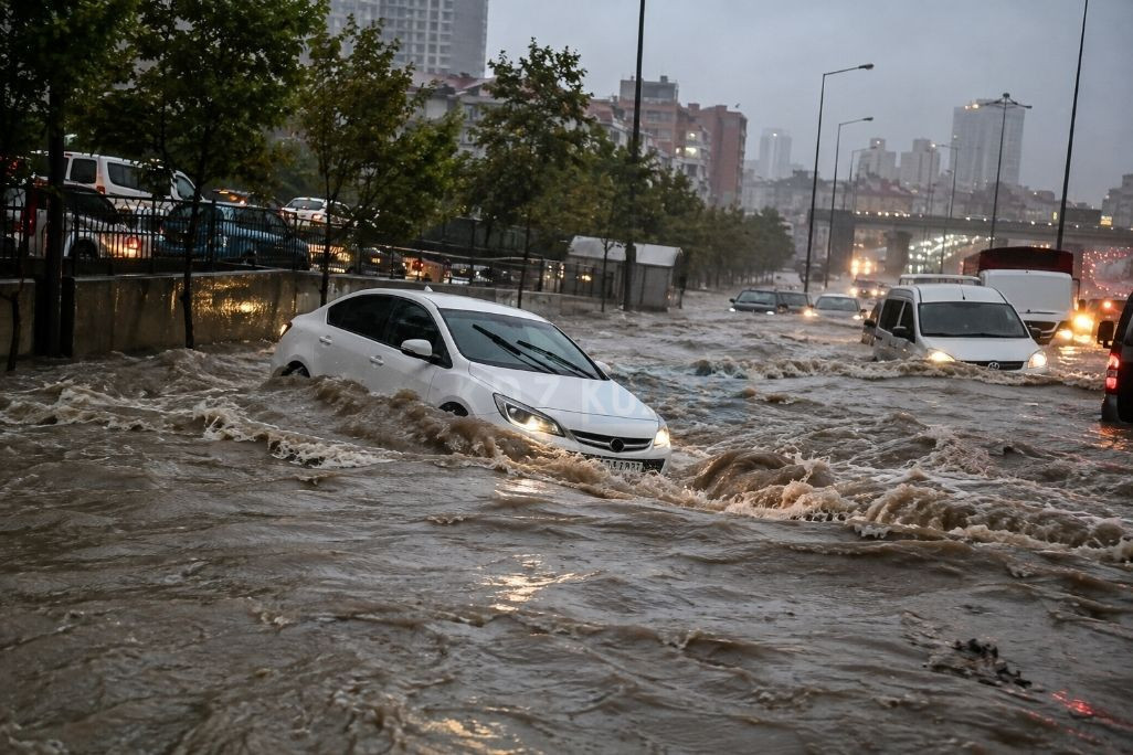 İstanbul'da dün neler yaşandı? 41 yıllık şiddetli yağışta 2 kişi hayatını kaybetti
