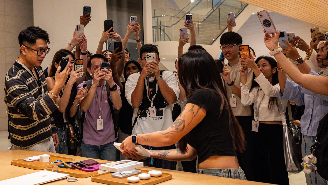 2000 dolarlık iPhone Duo satışa çıktı: Uzun kuyruklar oluştu, stoklar tükendi