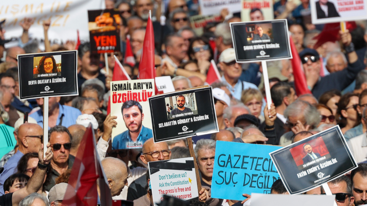 Gazeteciler 10 ilde tutuklamalara karşı sokağa çıktı