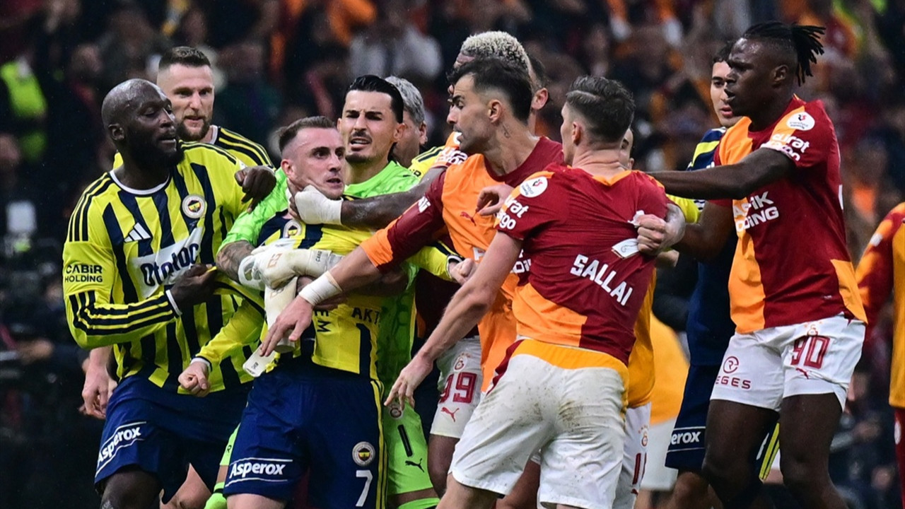 Galatasaray-Fenerbahçe derbisi sonunda saha karıştı