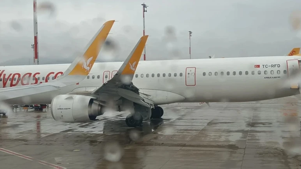 İstanbul'dan kalkan yolcu uçağına kuş sürüsü çarptı: Kanat hasar aldı, pilot acil inişe geçti
