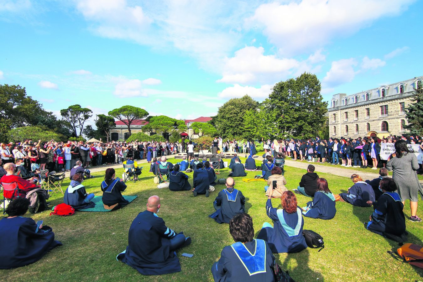 Girilemeyen mezuniyete karşı kampüs bahçesinde 1.000 kişi